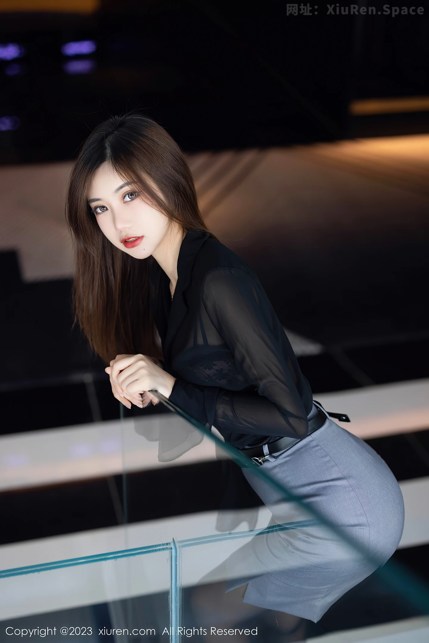 图片[6]-[XiuRen秀人网]2023.05.19 VOL.6770 绮里嘉ula 灰色短裙与黑色蕾丝内衣加黑丝美腿性感私房写真集-秀人网官方网站